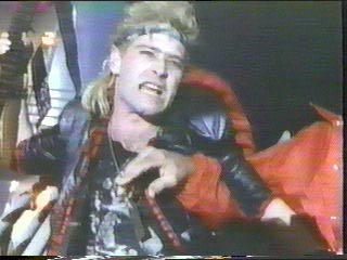 [Rak Vulture battling through the crowd]