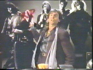 [Vicuna pointing at picture of Rak]