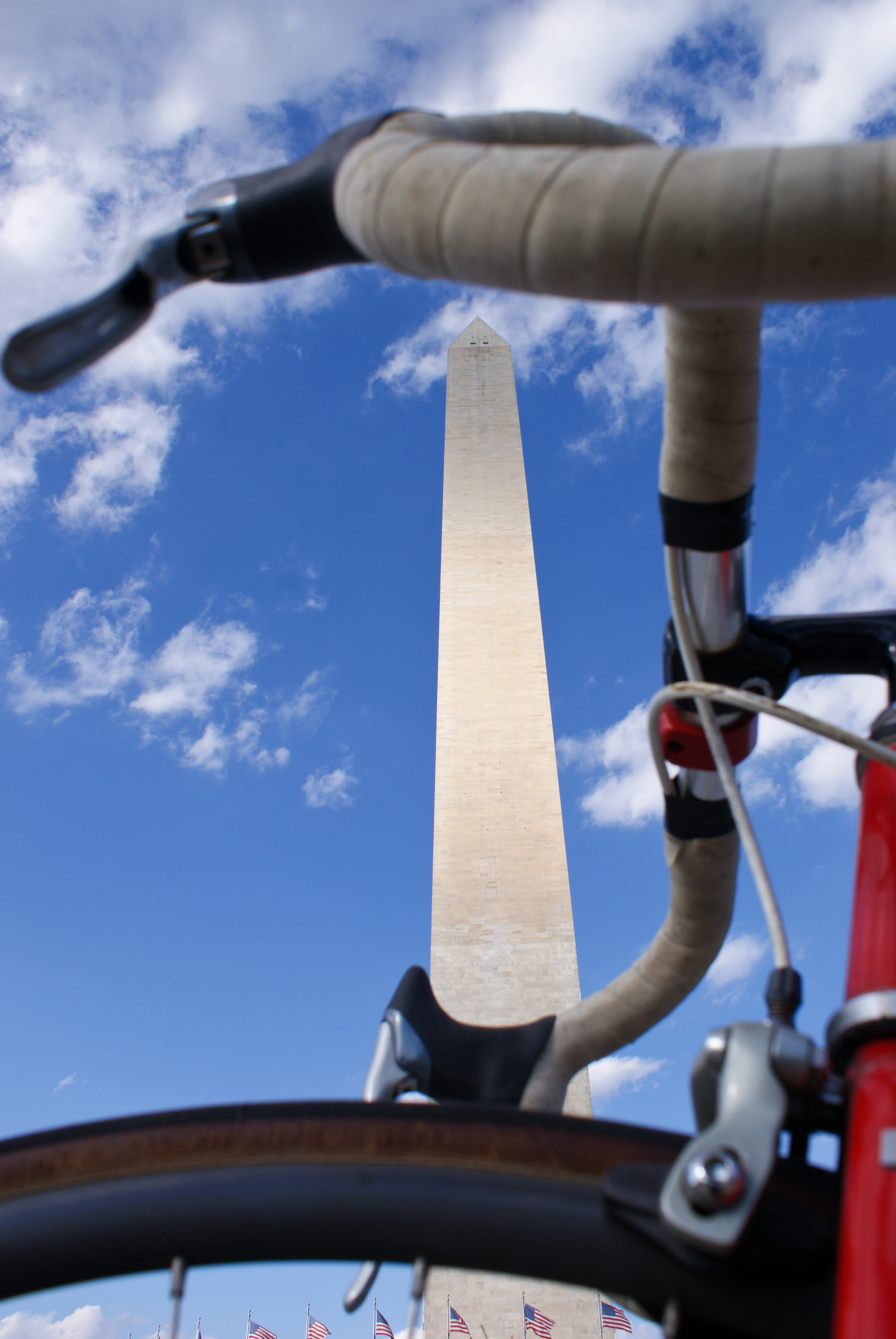 02755 Washington Monument through handlebars