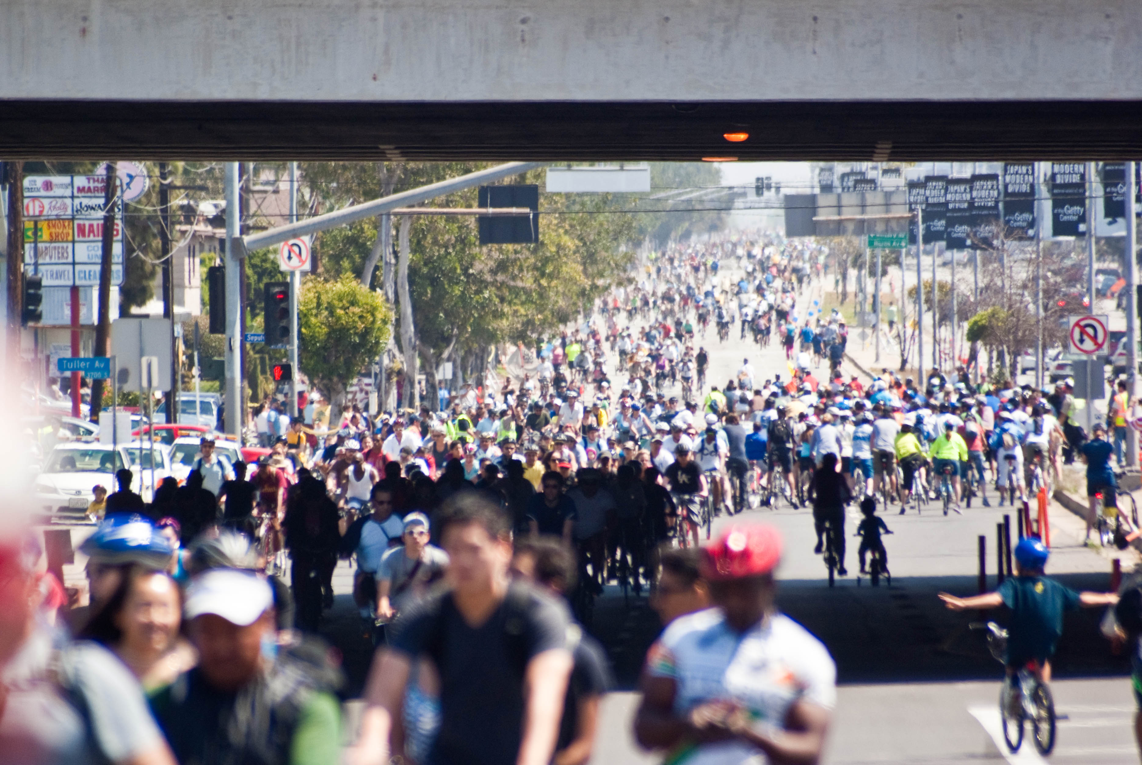 20181 CicLAvia passes under the 405 San Diego Freeway on Venice Blvd